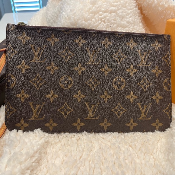 Louis Vuitton Monogram Pouchette - Picture 10 of 15